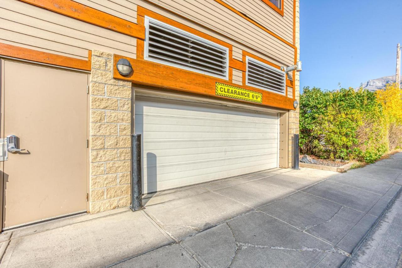 The Lookout - Top Floor Corner Unit With Stunning Views Villa Canmore Exterior photo