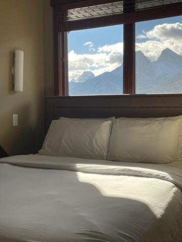 The Lookout - Top Floor Corner Unit With Stunning Views Villa Canmore Exterior photo