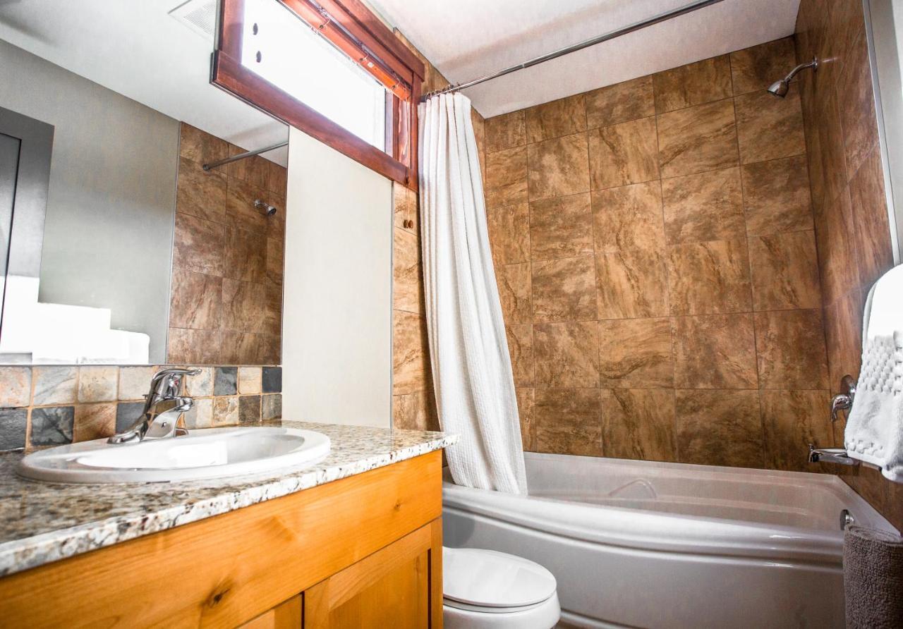 The Lookout - Top Floor Corner Unit With Stunning Views Villa Canmore Exterior photo